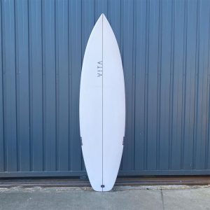 Tabla de surf básica preparada para condiciones versátiles