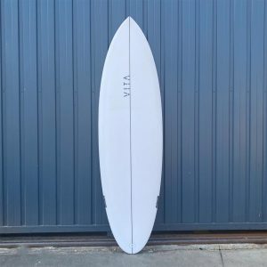 Tabla de surf lista para la próxima aventura